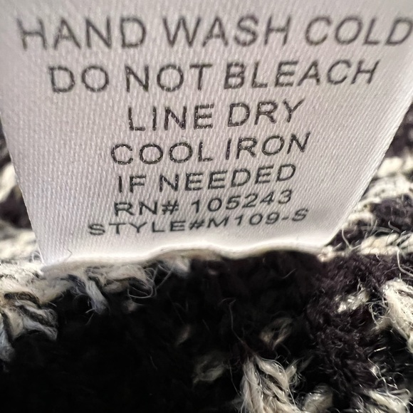 Bobeau – Fringe Poncho, Black and Tan Long - 3/4 Sleeve Crewneck Sweater - Picture 12 of 12